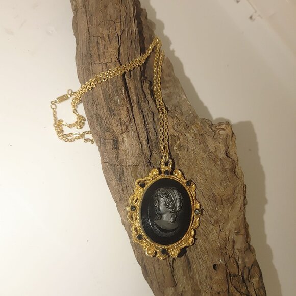 Victorian Style Cameo Pendant Necklace Gold Tone  Black Onyx  Chain - Picture 7 of 10